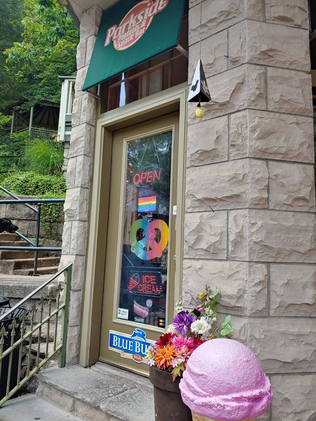 Parkside Pretzel | restaurant | 8 Spring St, Eureka Springs, AR 72632, USA | 4793202820 OR +1 479-320-2820