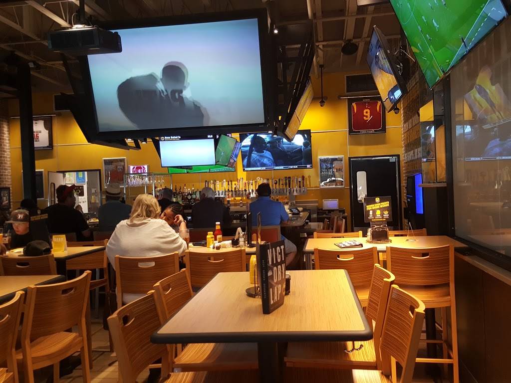 Buffalo Wild Wings | restaurant | 30123 Haun Rd, Menifee, CA 92584, USA | 9512467148 OR +1 951-246-7148