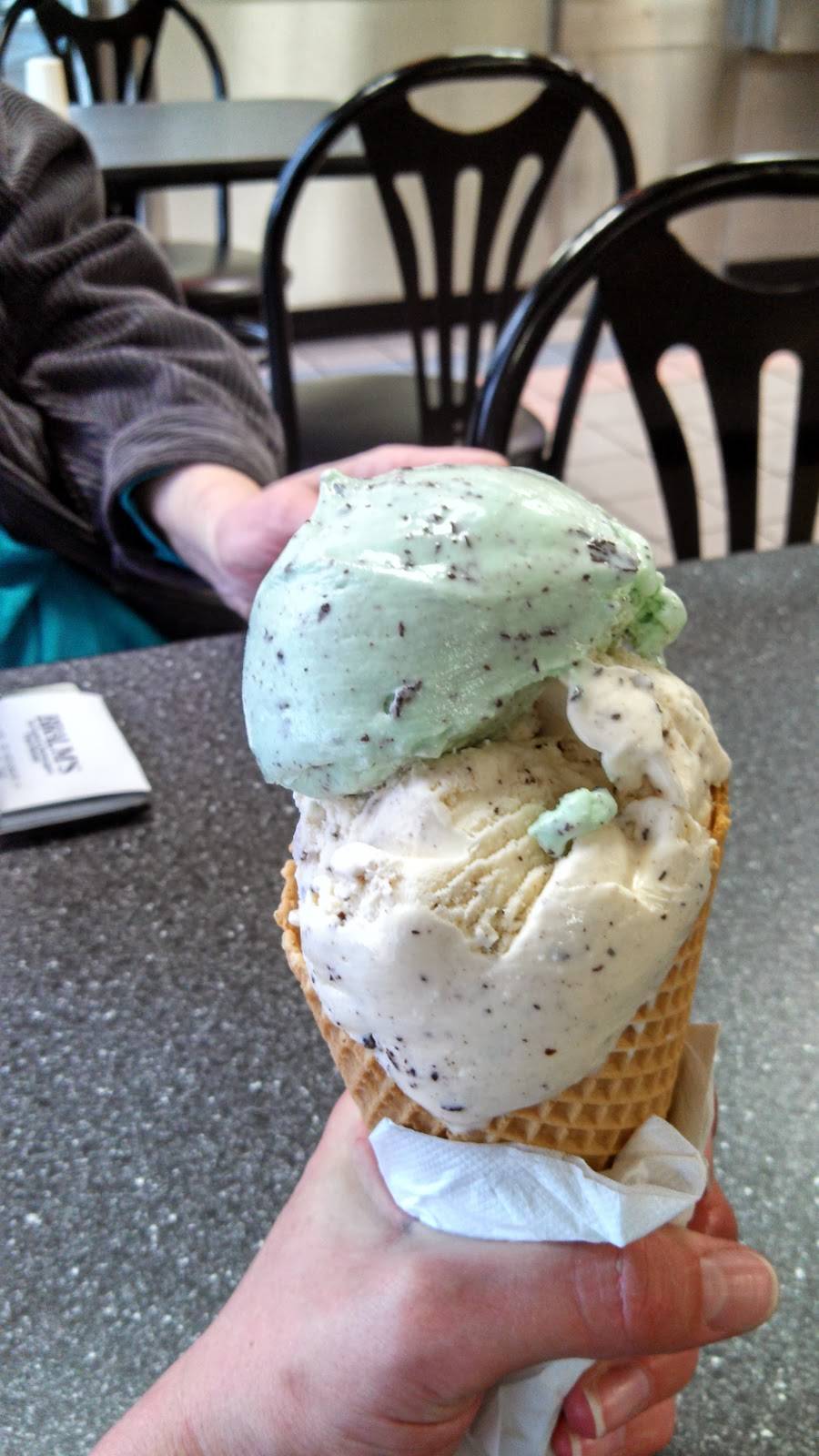 Braums Ice Cream & Burger Restaurant | restaurant | 1331 Mockingbird Ln, Sulphur Springs, TX 75482, USA | 9038851020 OR +1 903-885-1020