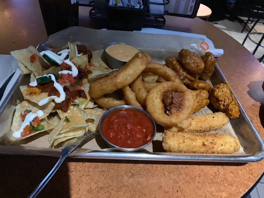 Buffalo Wild Wings | restaurant | 814 Crossings Rd, Sandusky, OH 44870, USA | 4196249464 OR +1 419-624-9464