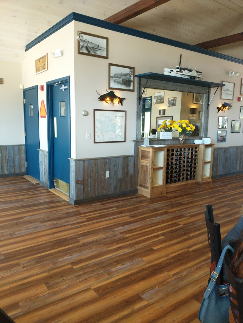 The Breeze | restaurant | 25 Dock Rd, Gilford, NH 03249, USA | 6032938833 OR +1 603-293-8833