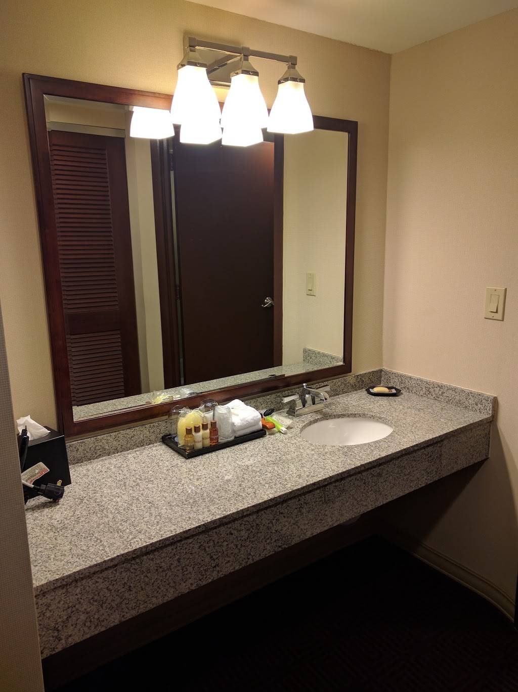 Potomac Restaurant & Lounge | restaurant | 900 S Orme St, Arlington, VA 22204, USA | 7035211900 OR +1 703-521-1900