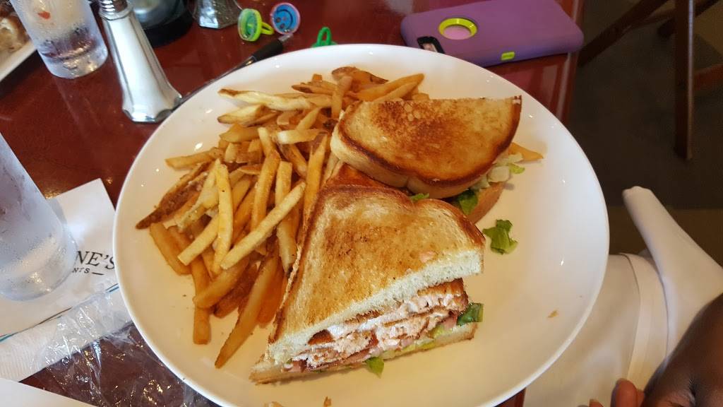 McLoones Pier House | restaurant | 141 National Plaza, Oxon Hill, MD 20745, USA | 3018390815 OR +1 301-839-0815