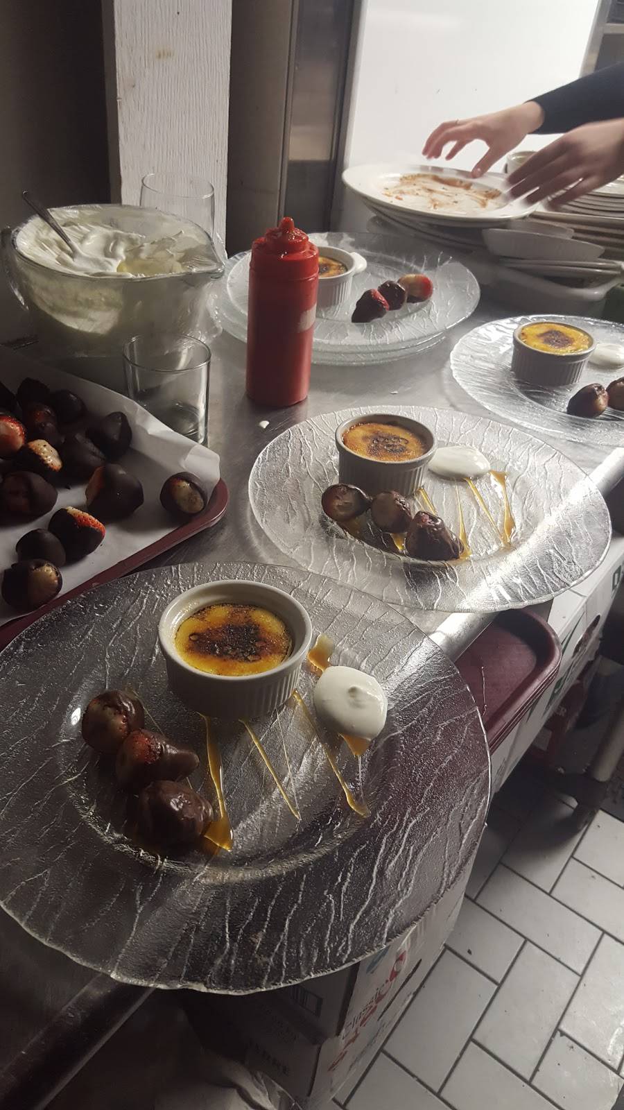 Earl & Angelos | restaurant | 182 Front St, Belleville, ON K8N 2Y7, Canada | 6139621182 OR +1 613-962-1182