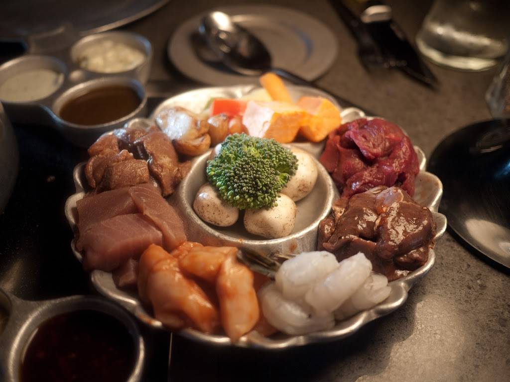 La Fondue | restaurant | 14550 Big Basin Way, Saratoga, CA 95070, USA | 4088673332 OR +1 408-867-3332