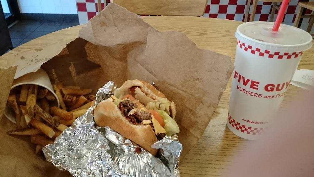 Five Guys | meal takeaway | 3232 Lake Ave, Wilmette, IL 60091, USA | 8472562910 OR +1 847-256-2910