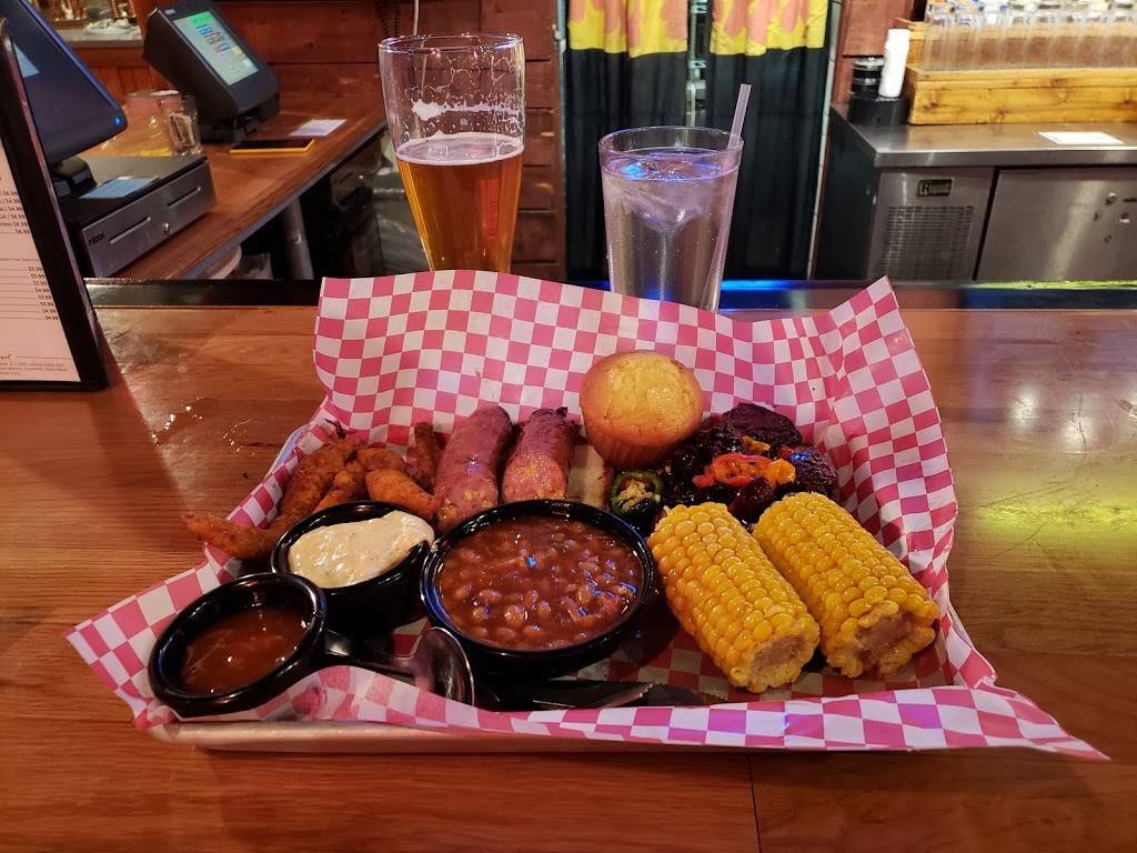 Famous Daves Bar-B-Que | restaurant | 6222 University Ave, Cedar Falls, IA 50613, USA | 3192660200 OR +1 319-266-0200