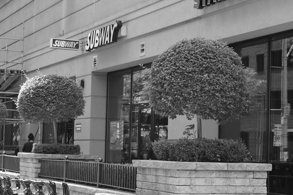 Subway | restaurant | 235 Bloor St E, Toronto, ON M4W 3Y3, Canada | 4169224257 OR +1 416-922-4257