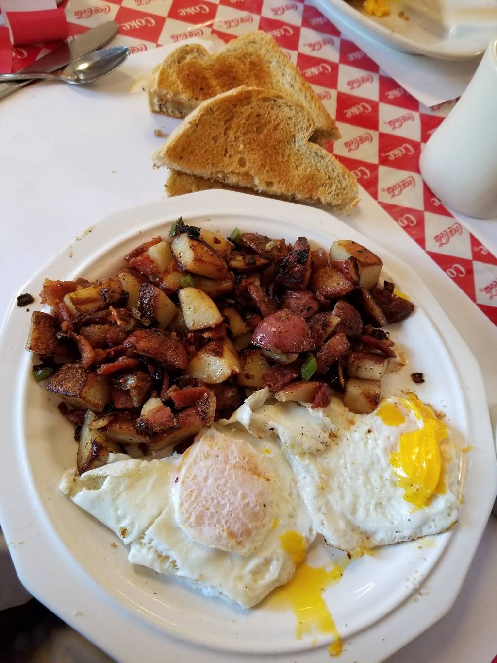 Fussy Feebies | restaurant | 153 E Main St, Campbellsport, WI 53010, USA | 9205333640 OR +1 920-533-3640