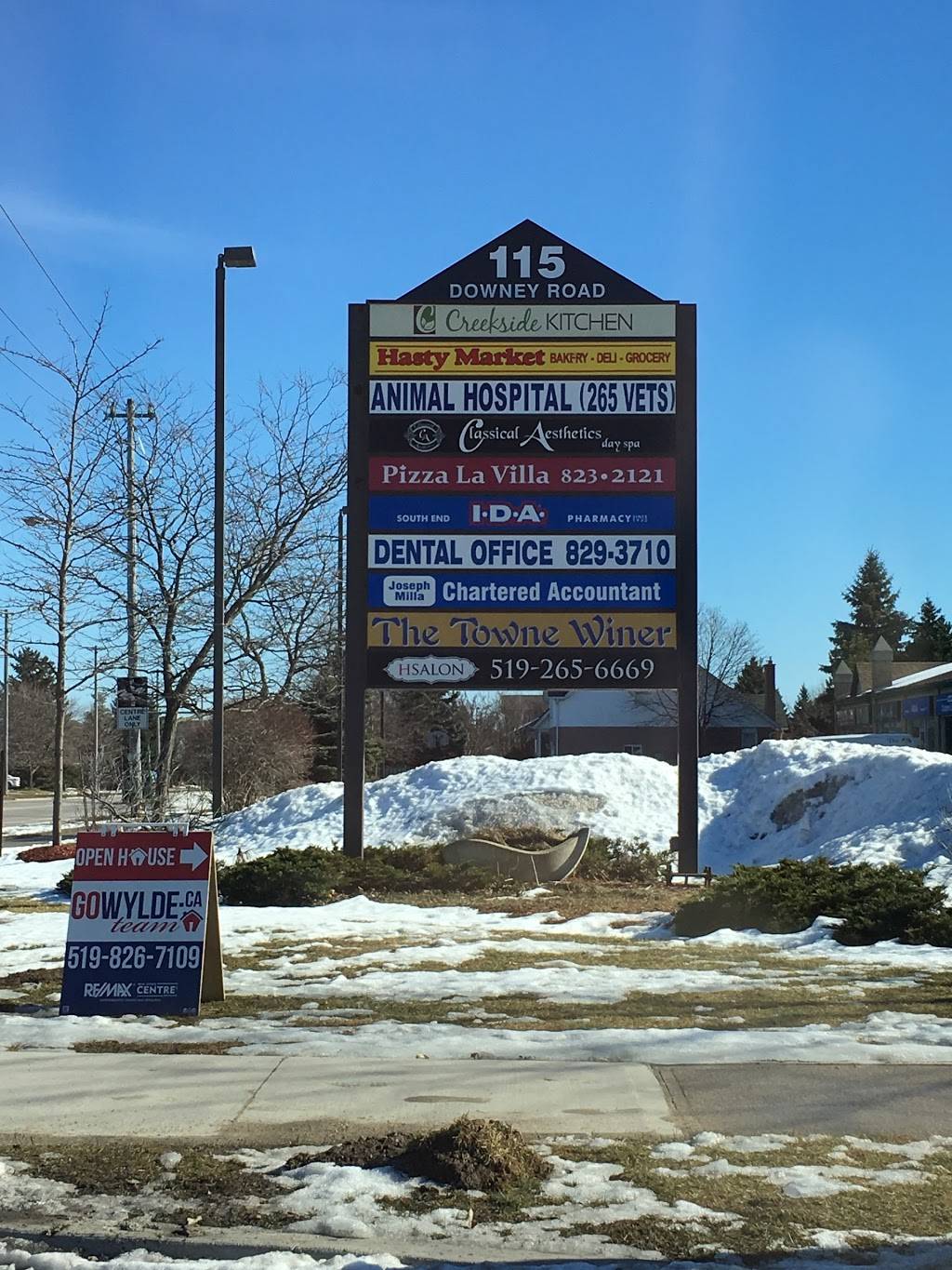 Pizza La Villa | restaurant | 115 Downey Rd, Guelph, ON N1C 1A2, Canada | 5198232121 OR +1 519-823-2121