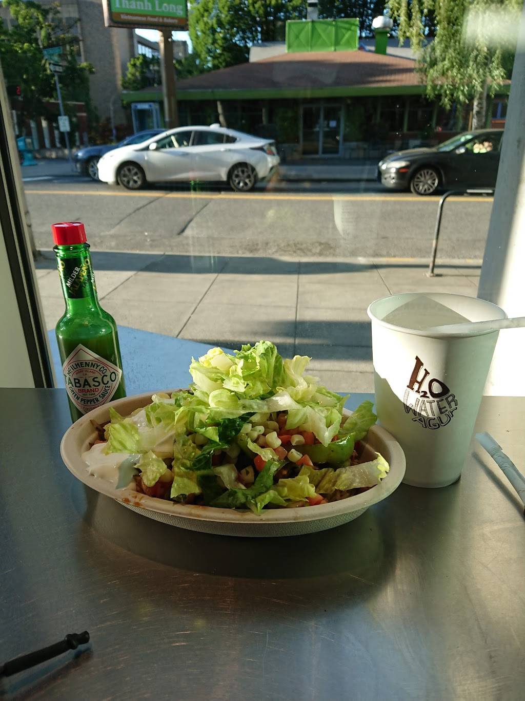 Chipotle Mexican Grill | restaurant | 1948 SW Broadway, Portland, OR 97201, USA | 5032742002 OR +1 503-274-2002