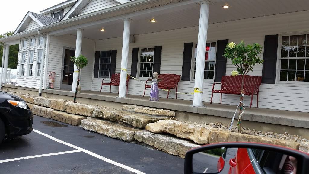 Crossroads Family Restaurant | restaurant | 615 US-50, Versailles, IN 47042, USA | 8126893000 OR +1 812-689-3000