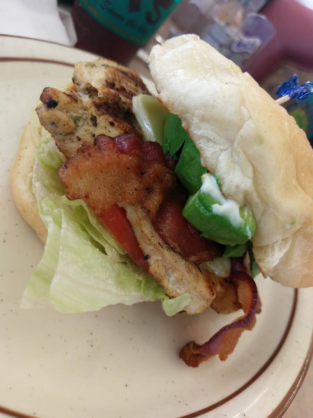 Toms Burgers 18 | restaurant | 1190 Philadelphia St, Pomona, CA 91766, USA | 9096270878 OR +1 909-627-0878