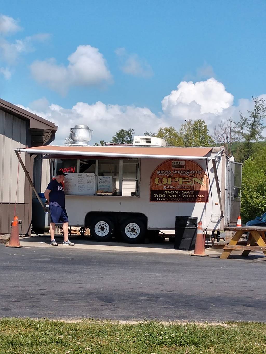 Mikes Chuckwagon | meal takeaway | 94 Green River Rd, Zirconia, NC 28790, USA | 8286982333 OR +1 828-698-2333