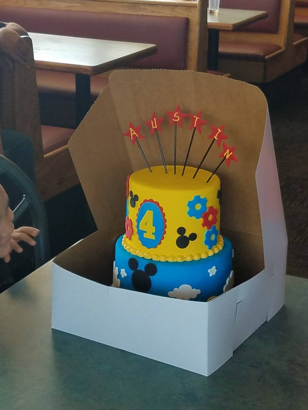 Round Table Pizza | meal delivery | 888 Alamo Dr, Vacaville, CA 95688, USA | 7074468111 OR +1 707-446-8111