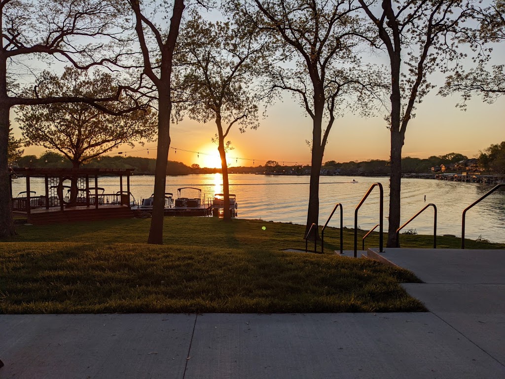 Arrowhead Yacht Club | restaurant | 396 Winnebago Dr, Greenwood, MO 64034, USA | 8165376944 OR +1 816-537-6944