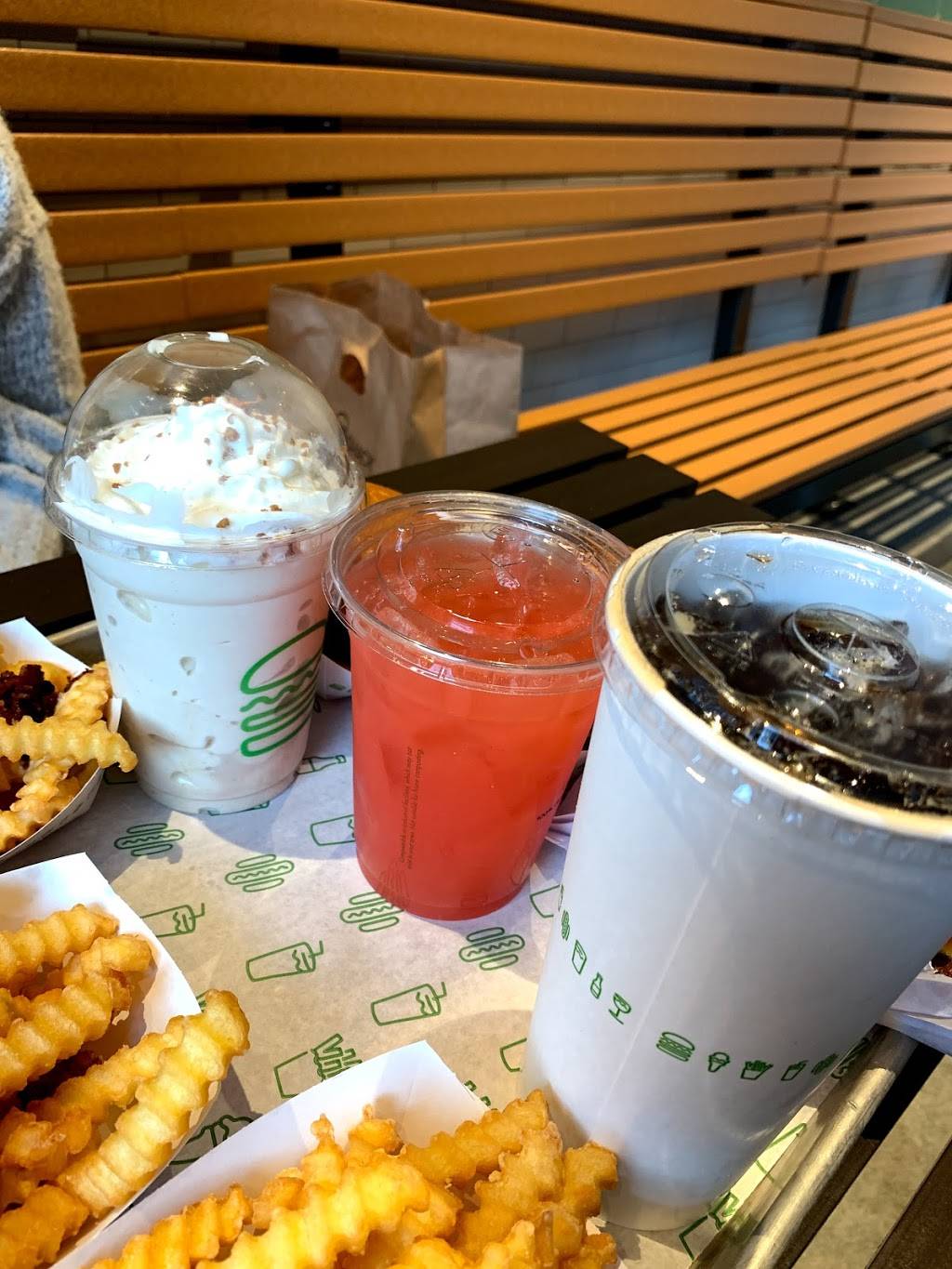 Shake Shack | restaurant | 33 Hillsdale Mall, San Mateo, CA 94403, USA | 6503981756 OR +1 650-398-1756