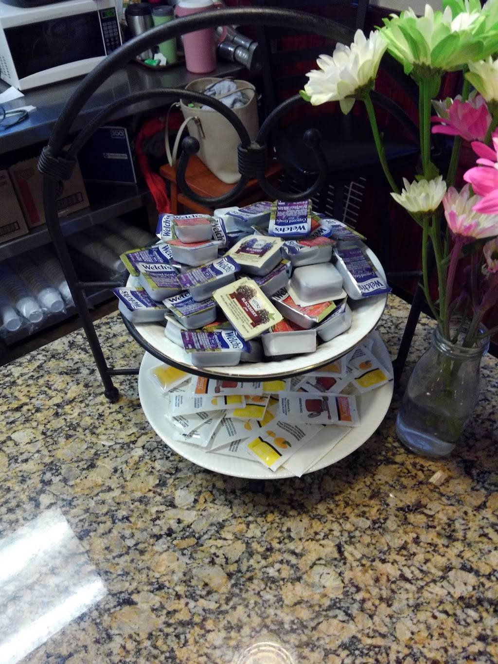 Everyones East End Grill | restaurant | 566 N Brush College Rd, Decatur, IL 62521, USA | 2173308931 OR +1 217-330-8931