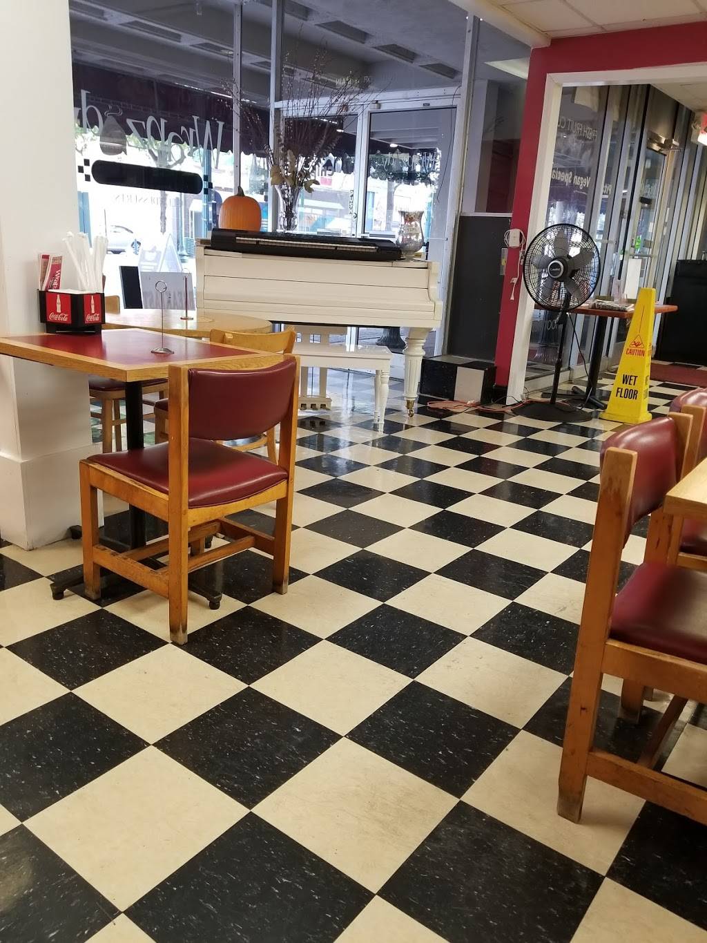 Wrapzody Gourmet Wrapz | restaurant | 99 N Main St, Memphis, TN 38103, USA | 9017912512 OR +1 901-791-2512