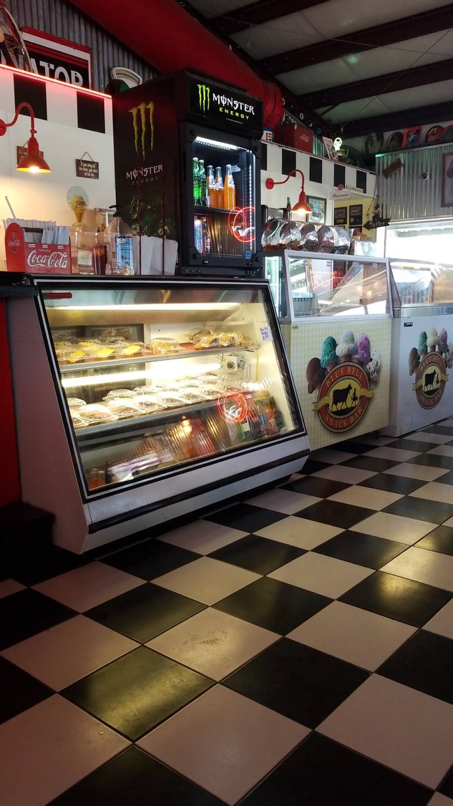 Burger Town | restaurant | 6223 W Roundbunch Rd, Orange, TX 77630, USA | 4097358840 OR +1 409-735-8840