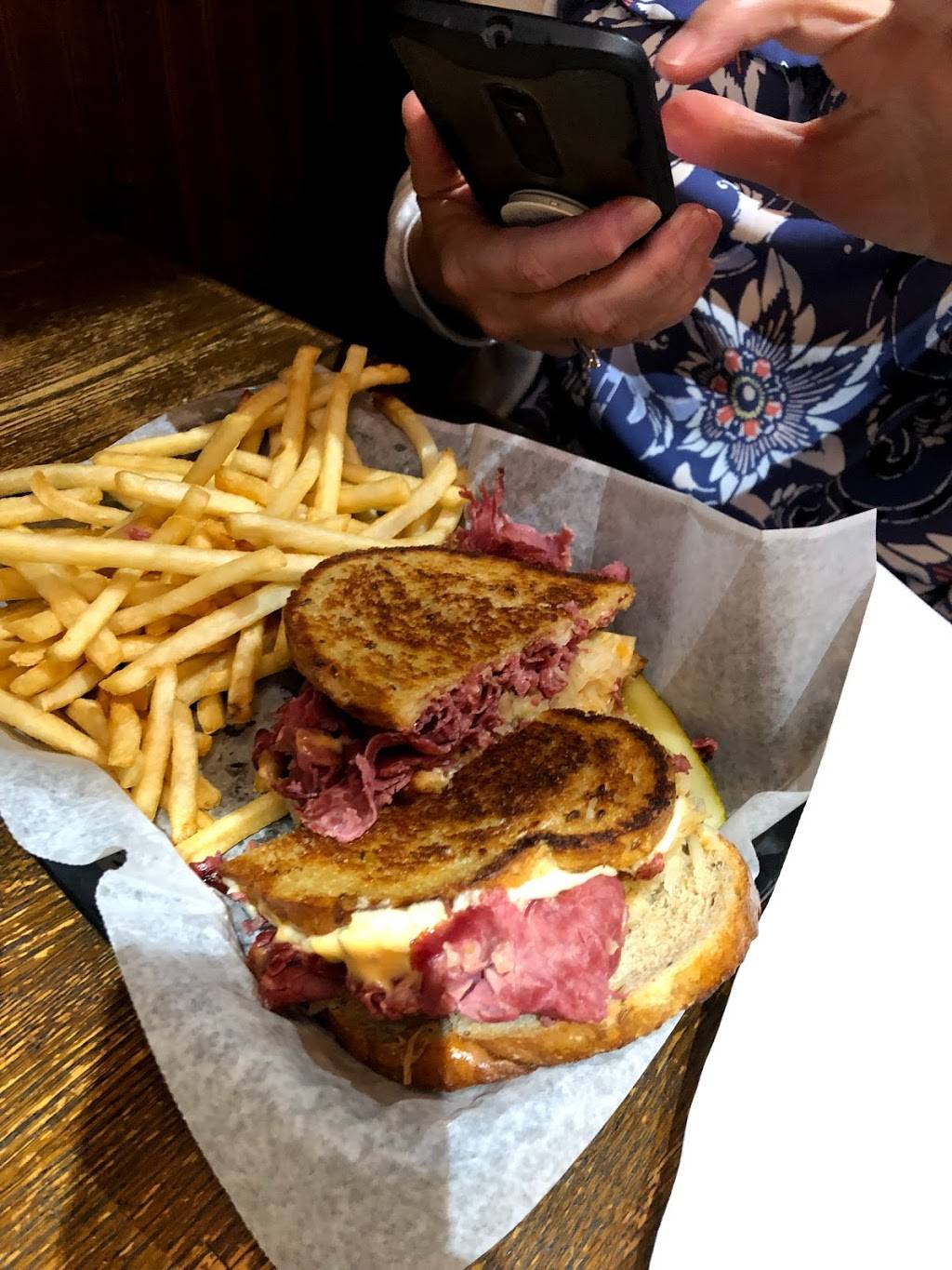 Earle of Sandwich Pub | meal takeaway | 1 N Forest Beach Dr, Hilton Head Island, SC 29928, USA | 8437857767 OR +1 843-785-7767