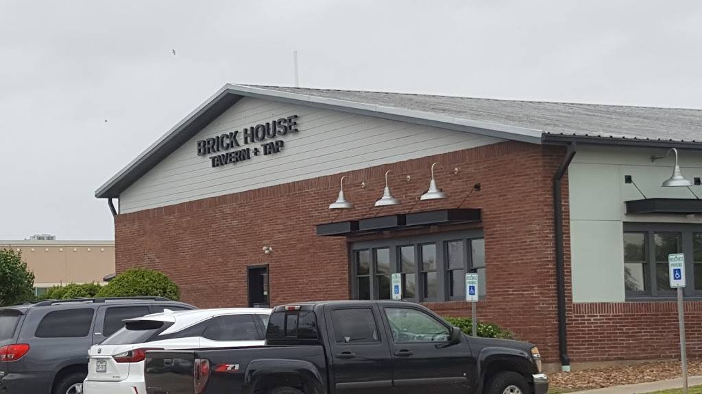 Brick House Tavern + Tap | restaurant | 19740 Southwest Fwy, Sugar Land, TX 77479, USA | 2812392413 OR +1 281-239-2413