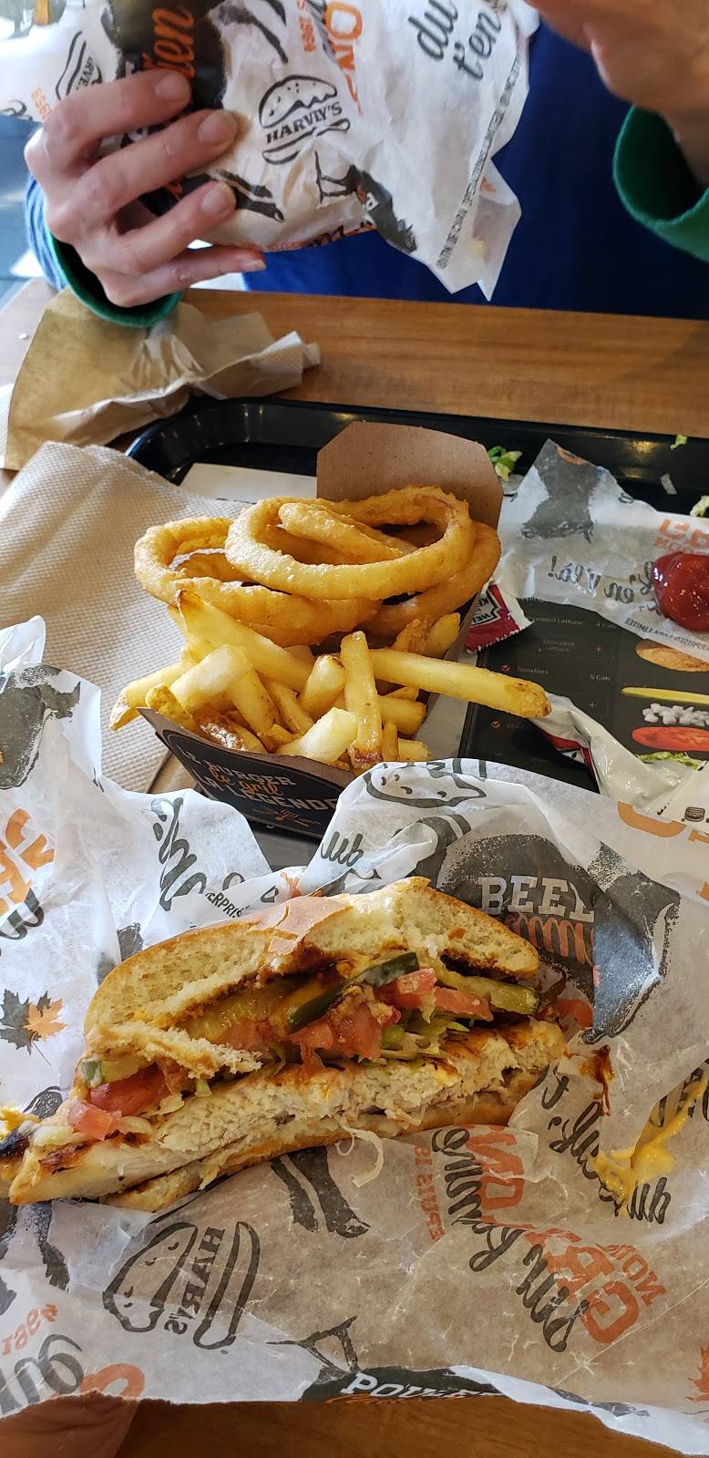 Harveys | restaurant | 85 Barrie View Dr, Barrie, ON L4N 8V4, Canada | 7057330791 OR +1 705-733-0791