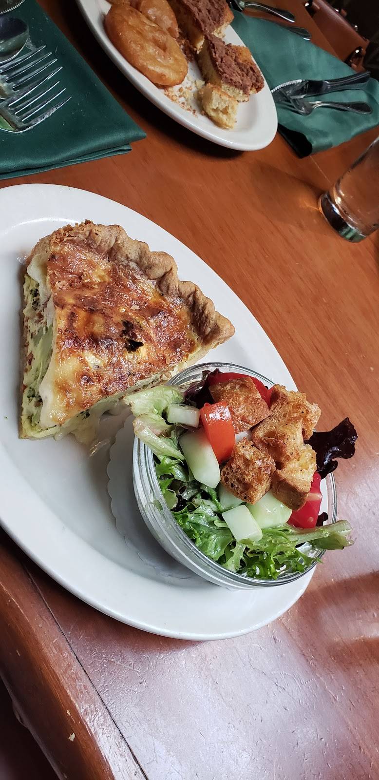 Clydes Tower Oaks Lodge | restaurant | 2 Preserve Pkwy, Rockville, MD 20852, USA | 3012940200 OR +1 301-294-0200