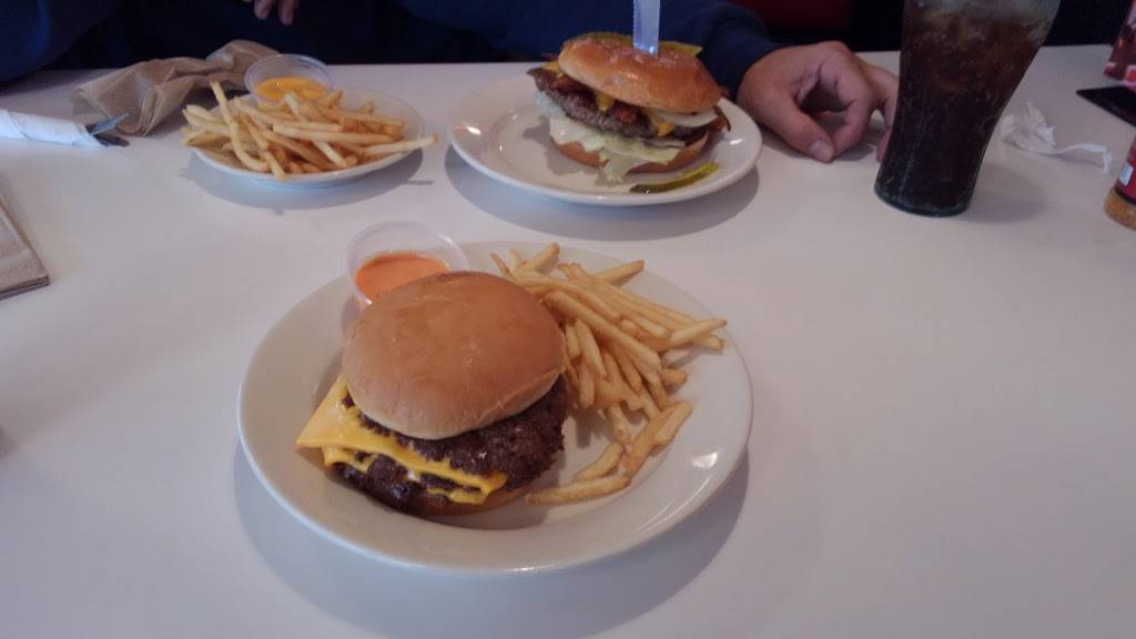 Steak n Shake | restaurant | 2202 W Southport Rd, Indianapolis, IN 46217, USA | 3178840082 OR +1 317-884-0082