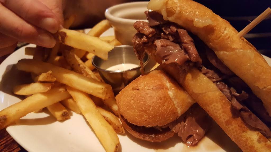 Houlihans | restaurant | 1508 S Randall Rd, Algonquin, IL 60102, USA | 8476584560 OR +1 847-658-4560