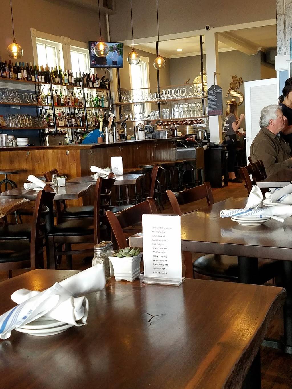 King Street Oyster Bar | restaurant | 12 S King St, Leesburg, VA 20175, USA | 5714428068 OR +1 571-442-8068