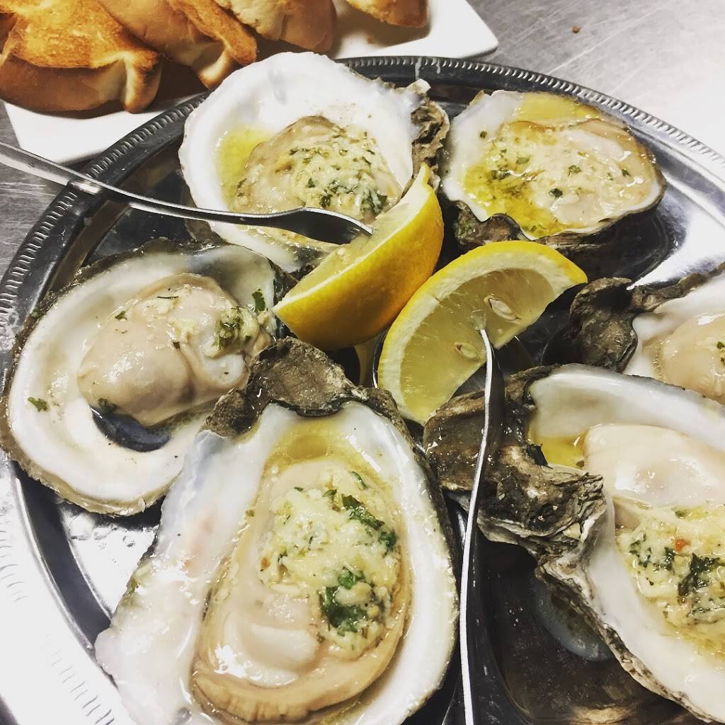 The Oyster Bar | restaurant | 203 S Seguin Ave, New Braunfels, TX 78130, USA | 8306277766 OR +1 830-627-7766