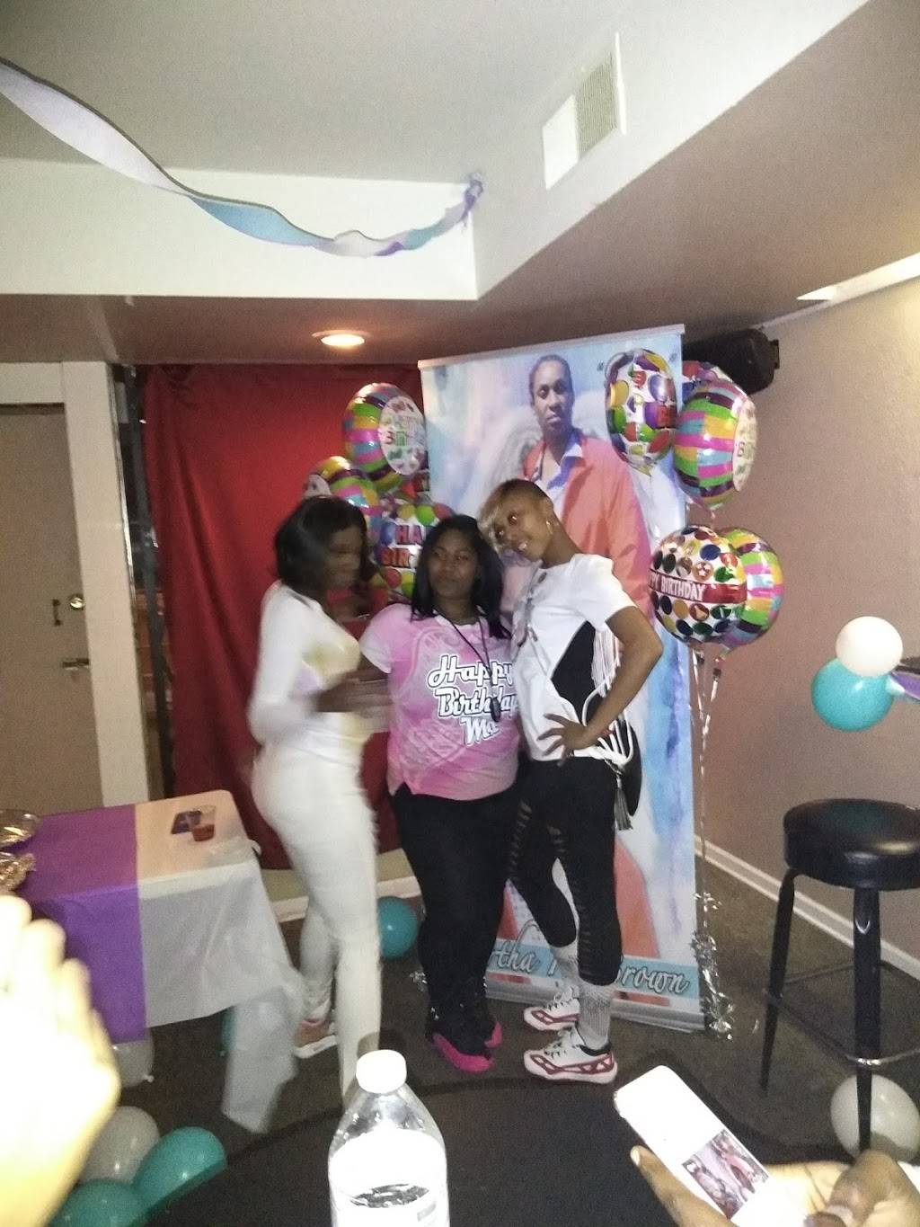 Spot At 76th | restaurant | 5954 N 76th St, Milwaukee, WI 53218, USA | 4142319202 OR +1 414-231-9202