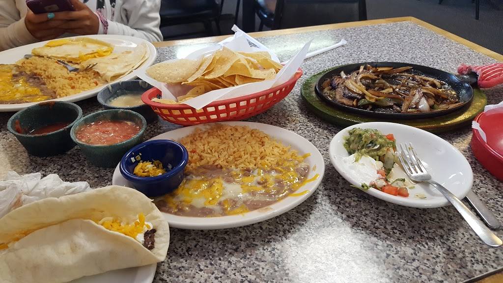 Juanas Mexican Restaurant | restaurant | 709 Jim Thorpe Blvd, Prague, OK 74864, USA | 4055670036 OR +1 405-567-0036