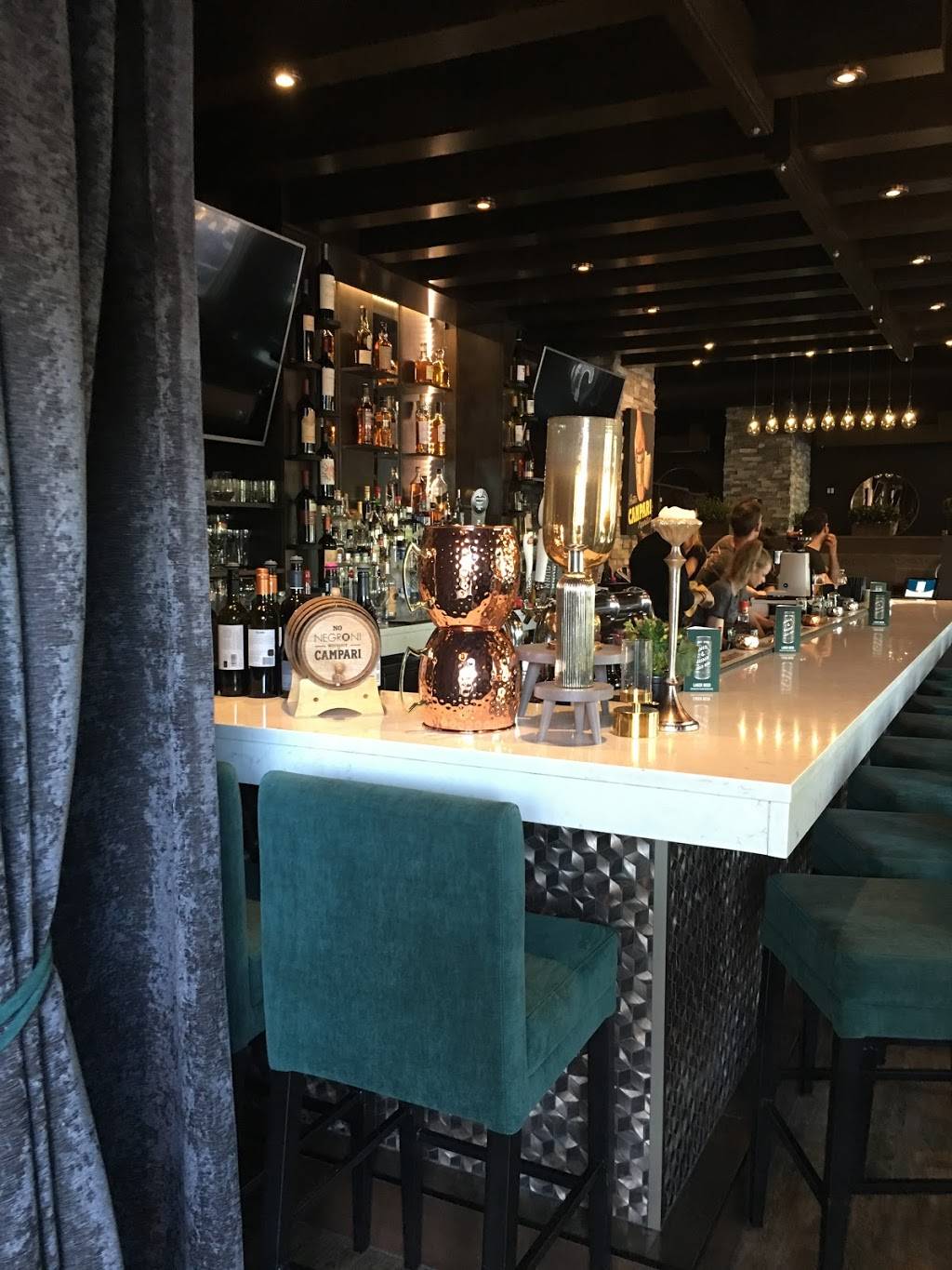 Loch Side - Bar & Lounge | restaurant | 1455 Lakeshore Rd, Burlington, ON L7S 2J1, Canada | 2893373344 OR +1 289-337-3344