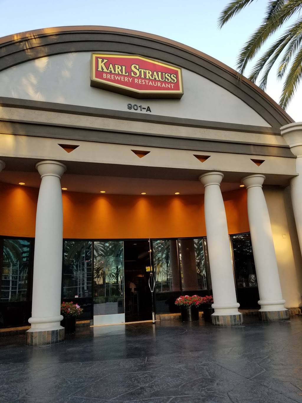 Karl Strauss Brewing Company Costa Mesa | restaurant | 901 A S Coast Dr, Costa Mesa, CA 92626, USA | 7145462739 OR +1 714-546-2739