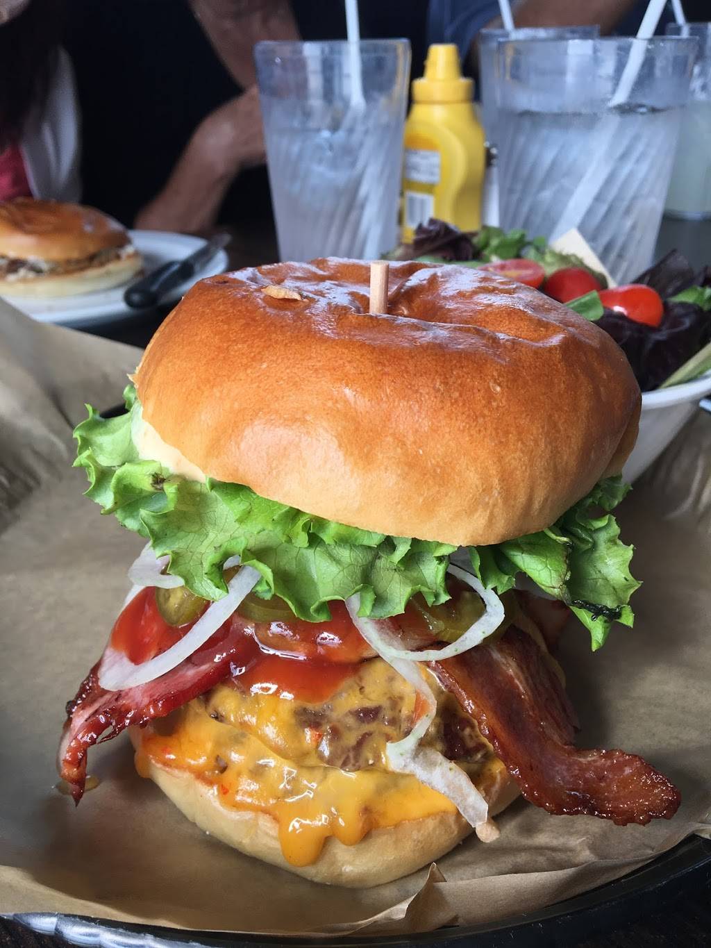 Mamo Burger Bar | restaurant | 13430 Tecumseh Rd E, Tecumseh, ON N8N 3N7, Canada | 5197353999 OR +1 519-735-3999