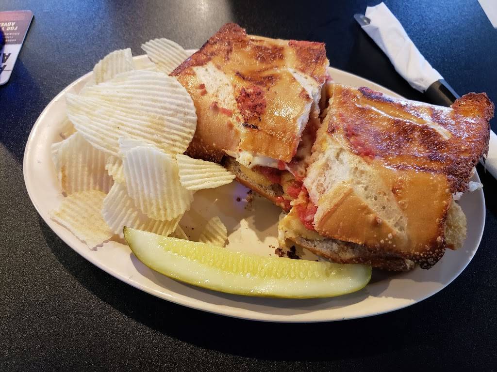 Twiggy’s One Headlight Pub | restaurant | 8567 Wabash Ave, Terre Haute, IN 47803, USA | 8128776776 OR +1 812-877-6776