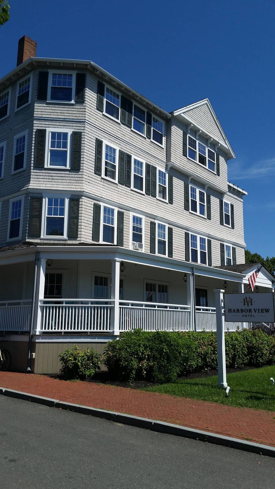 Lighthouse Grill | restaurant | 131 N Water St, Edgartown, MA 02539, USA | 5086273761 OR +1 508-627-3761