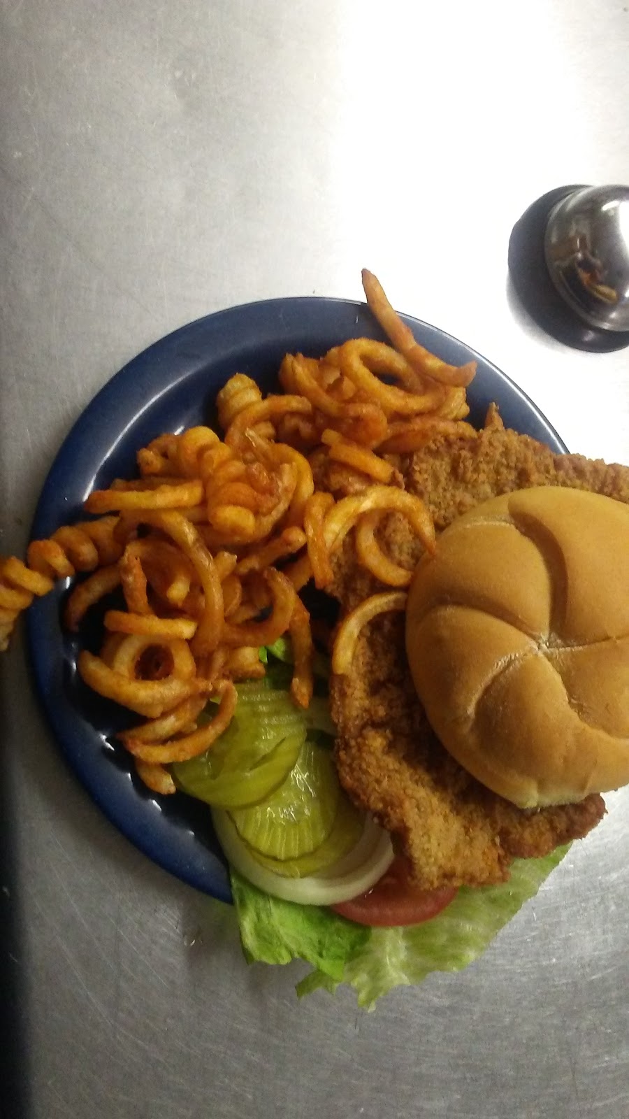 Hiawathas First Street Bar | restaurant | 602 1st St, Hiawatha, KS 66434, USA | 7857423692 OR +1 785-742-3692