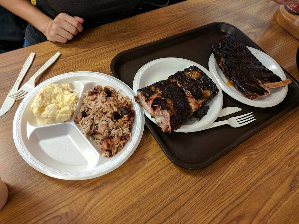 Hog Wild Pit Bar-B-Q | restaurant | 2525 Market Pl, Salina, KS 67401, USA | 7858252222 OR +1 785-825-2222