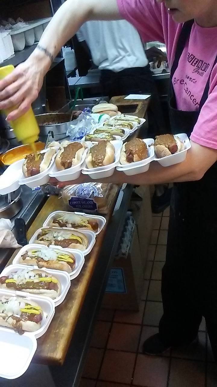 Legends Coney Island | restaurant | 5805 Mt Elliott St, Detroit, MI 48211, USA | 3135714777 OR +1 313-571-4777