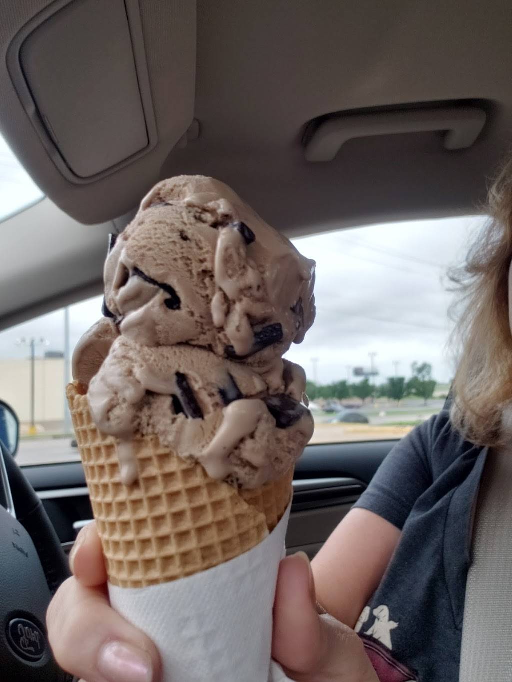 Braums Ice Cream & Burger Restaurant | restaurant | 1308 S Garnett Rd, Tulsa, OK 74128, USA | 9184375531 OR +1 918-437-5531