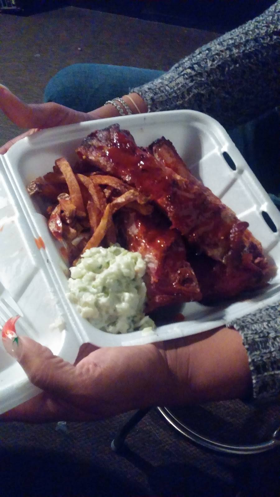 Wolfs Den | restaurant | 8214 Cedar Ave, Cleveland, OH 44103, USA | 2163916414 OR +1 216-391-6414