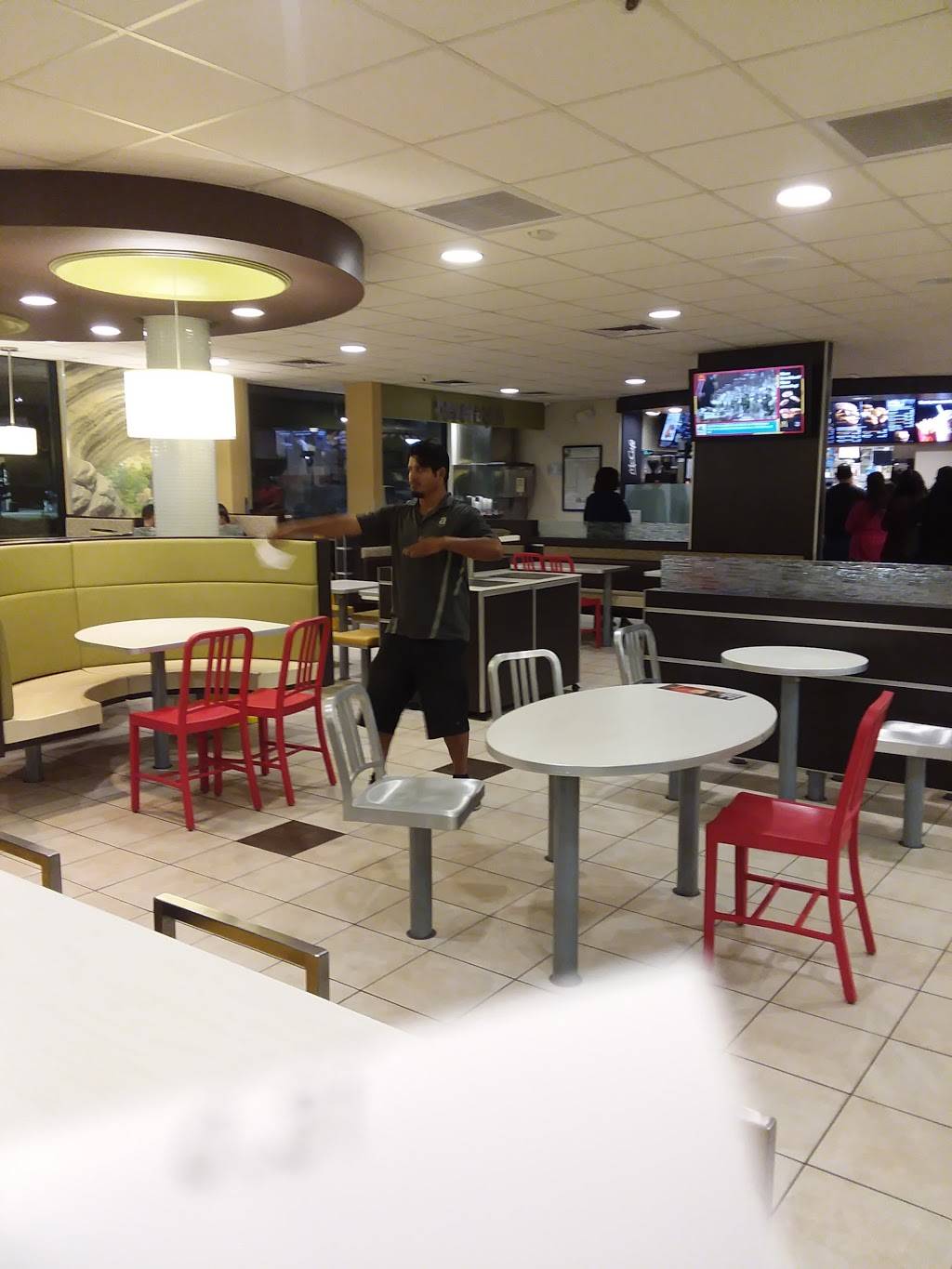 McDonalds | restaurant | 26940 Sierra Hwy, Santa Clarita, CA 91321, USA | 6612525251 OR +1 661-252-5251