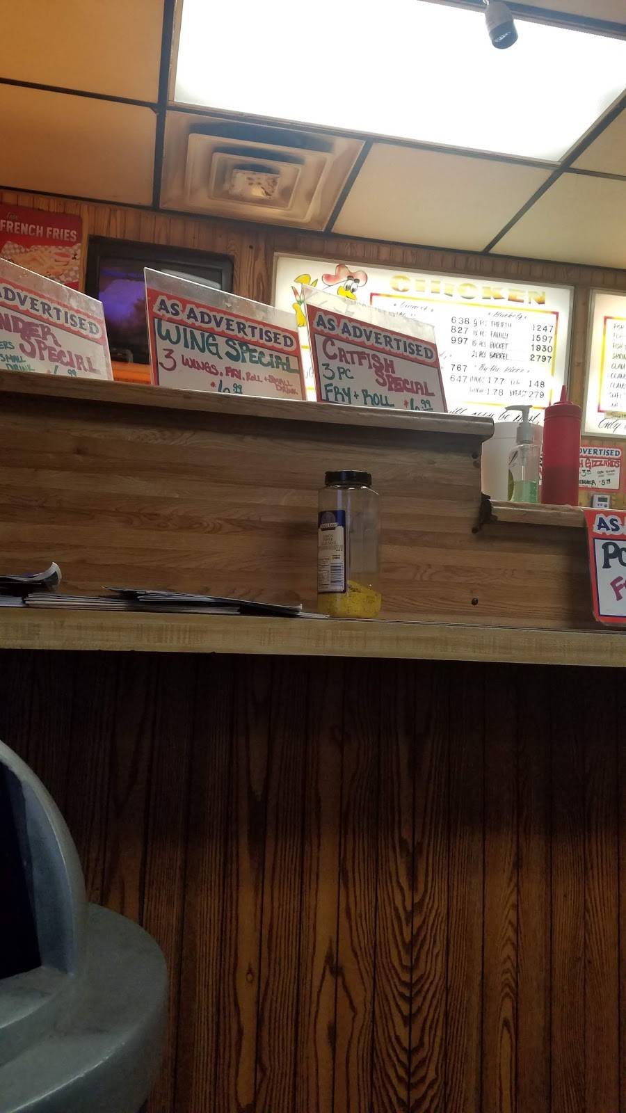 Chicken Coop | restaurant | 2544 Sanford St, Muskegon, MI 49444, USA | 2317335516 OR +1 231-733-5516