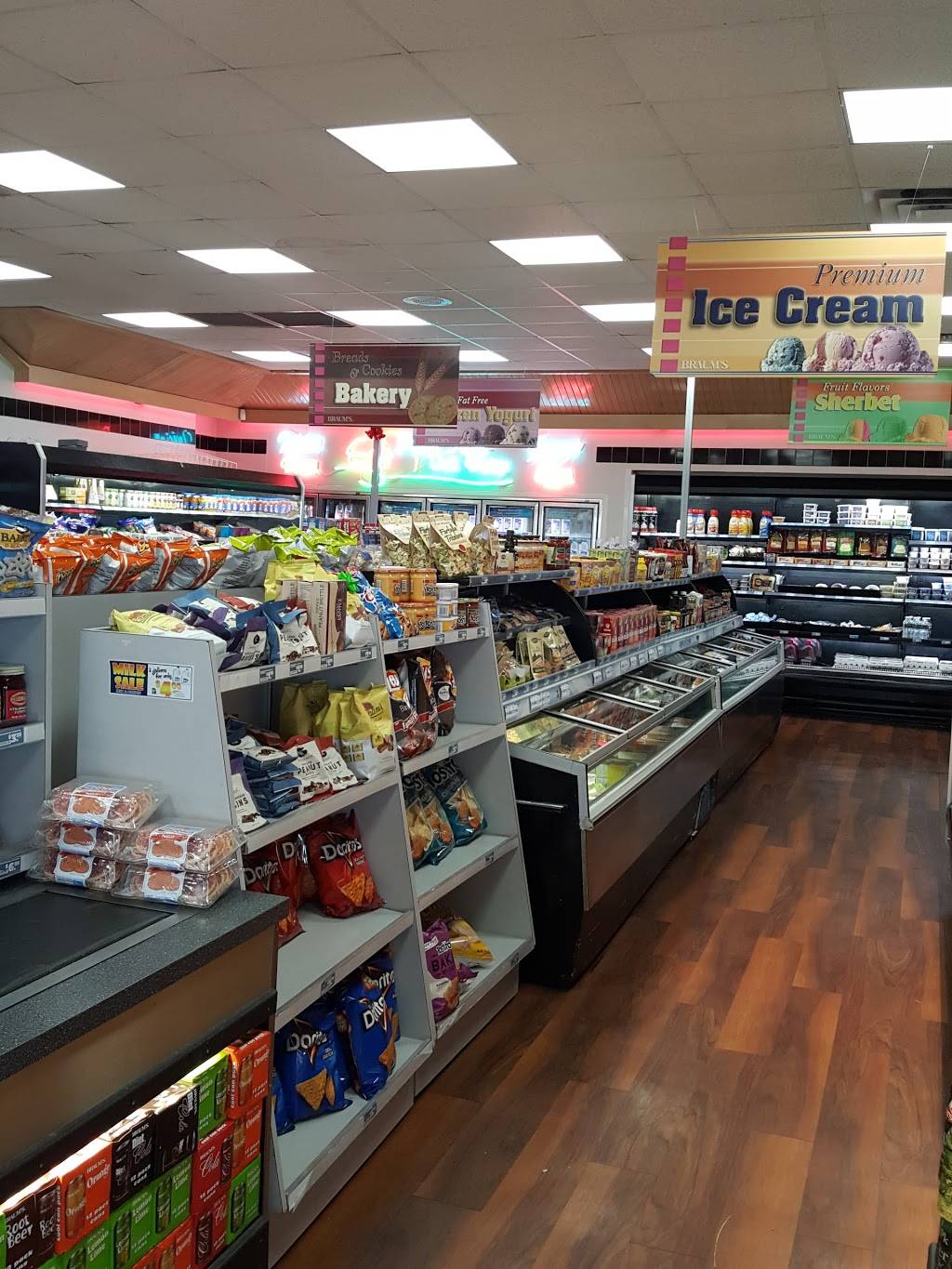 Braums Ice Cream & Burger Restaurant | restaurant | 710 N, US-75, Denison, TX 75020, USA | 9034637055 OR +1 903-463-7055