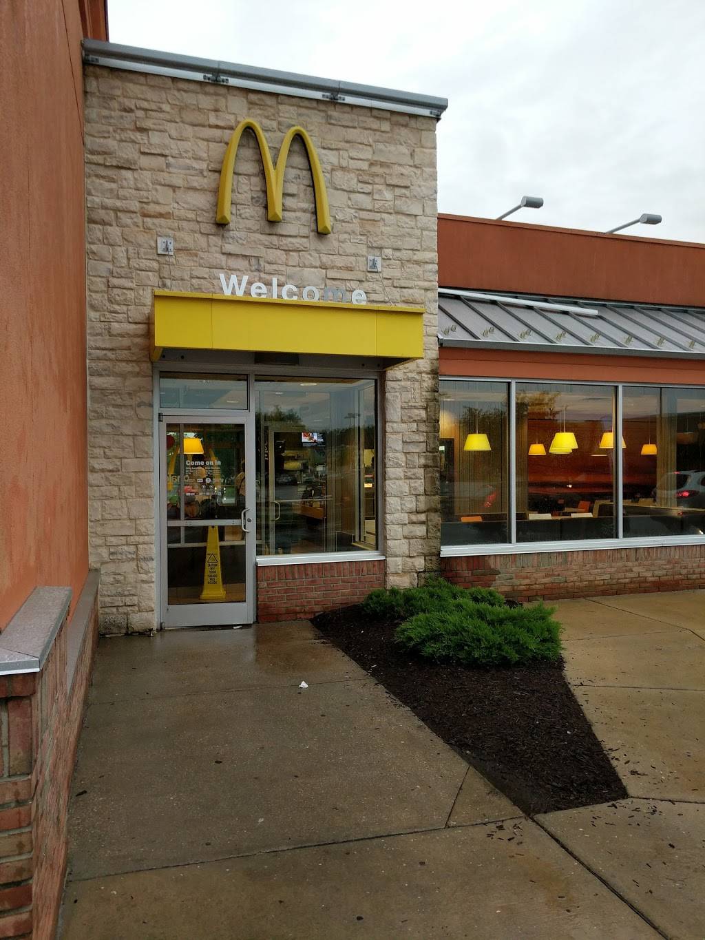 McDonalds | cafe | 113 Mitchells Chance Rd, Edgewater, MD 21037, USA | 4109562403 OR +1 410-956-2403