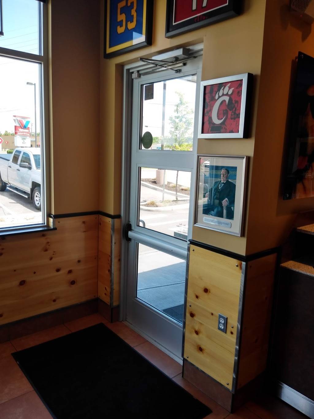 Raising Canes Chicken Fingers | meal takeaway | 9869 Colerain Ave, Cincinnati, OH 45251, USA | 5133702445 OR +1 513-370-2445