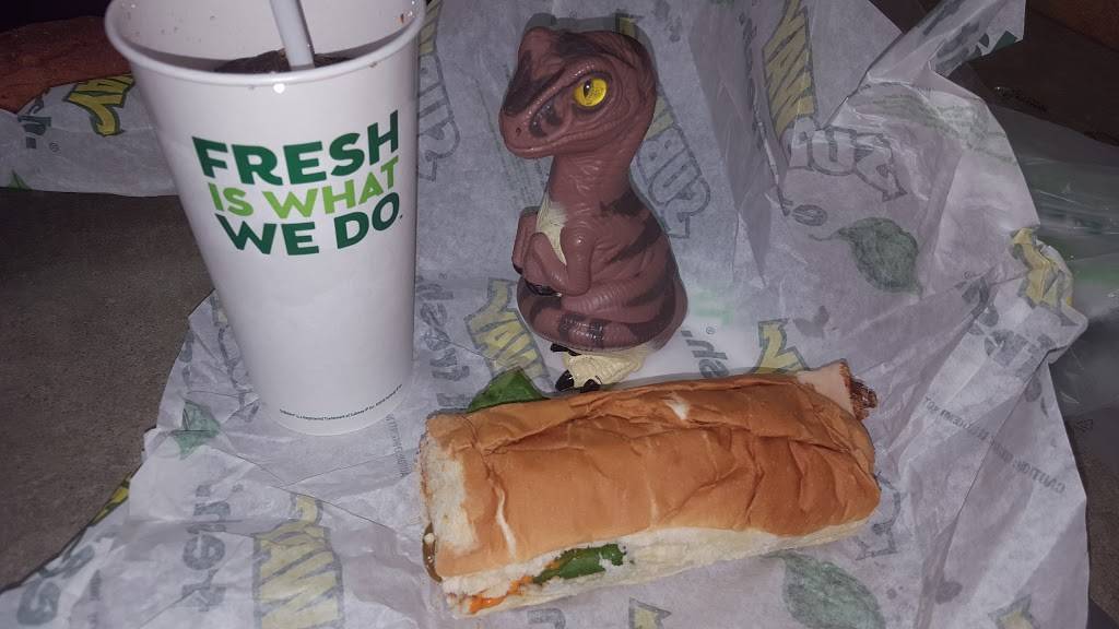 Subway | restaurant | 33752 Vine St, Eastlake, OH 44095, USA | 4409463190 OR +1 440-946-3190